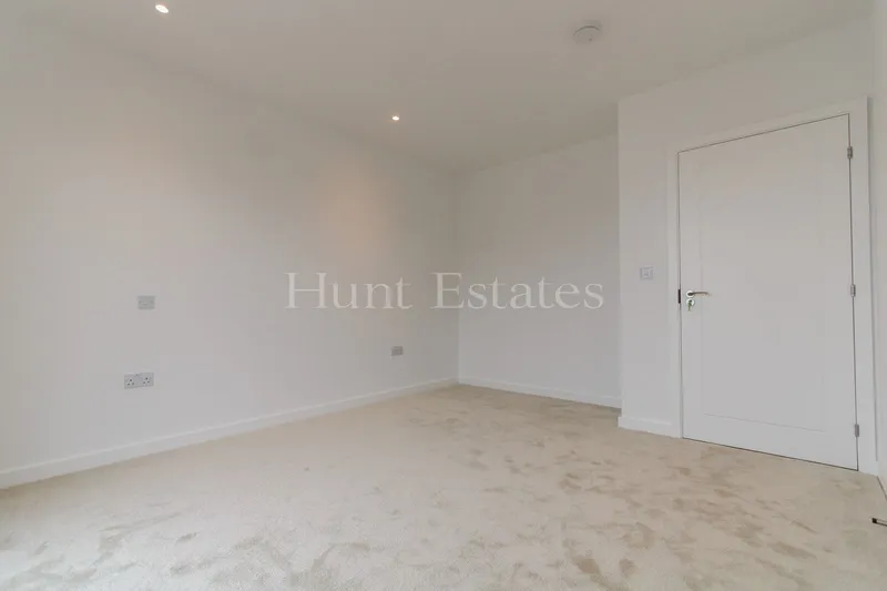 Two Bedroom Penthouse Apartment With Garage — photograph 10