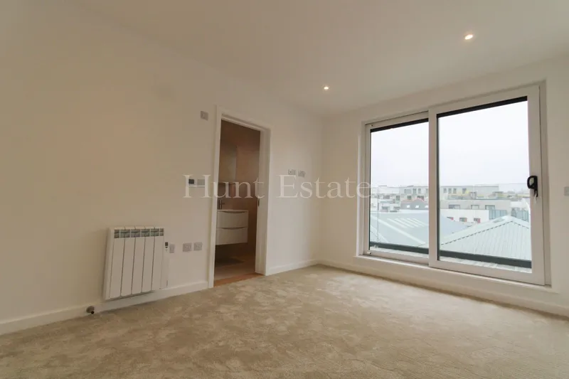 Two Bedroom Penthouse Apartment With Garage — photograph 7
