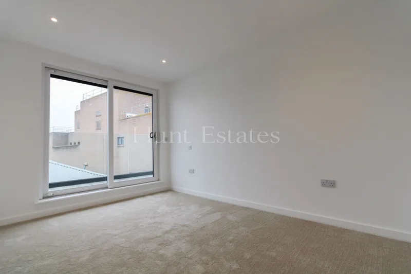 Two Bedroom Penthouse Apartment With Garage — photograph 6