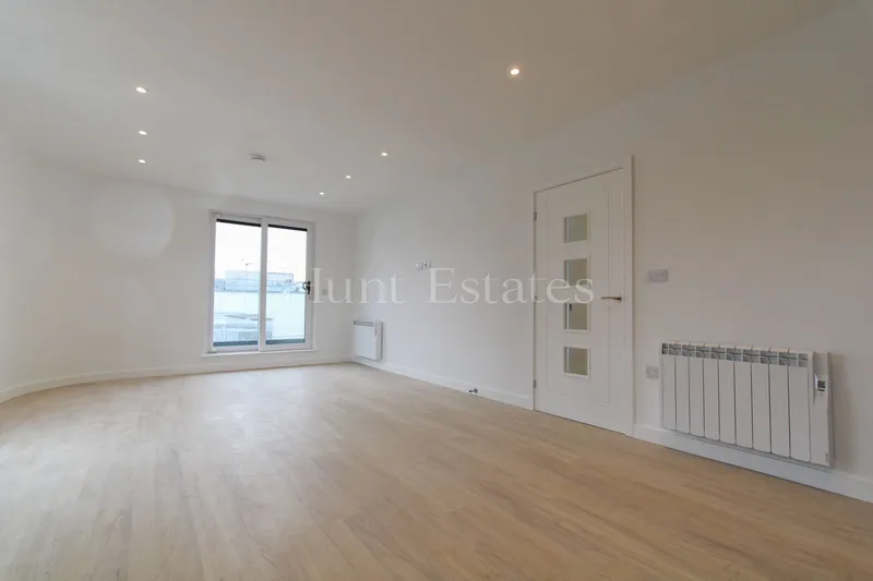 Two Bedroom Penthouse Apartment With Garage — photograph 4