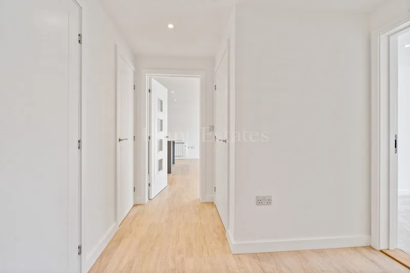 Modern Two Bedroom Apartment With Balcony And Garage — photograph 9