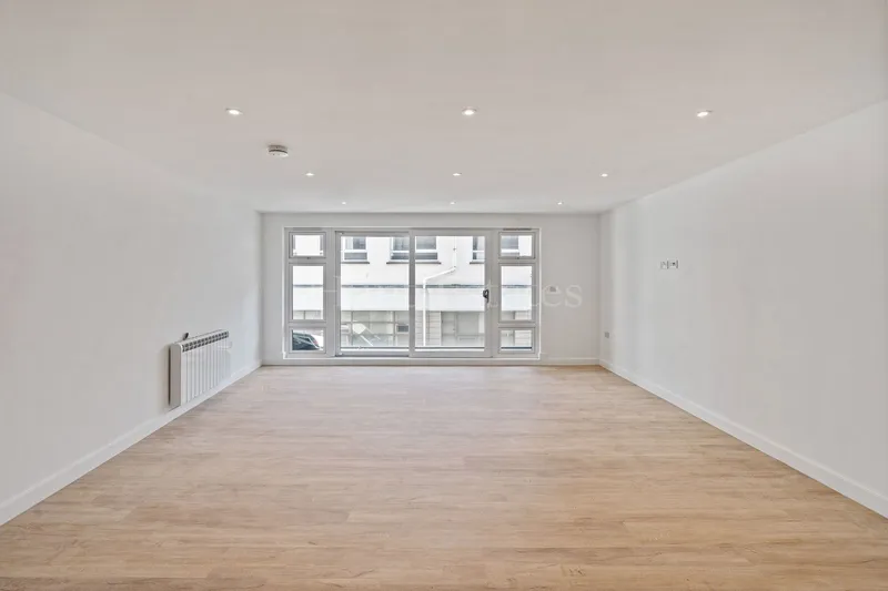 Modern Two Bedroom Apartment With Balcony And Garage — photograph 7