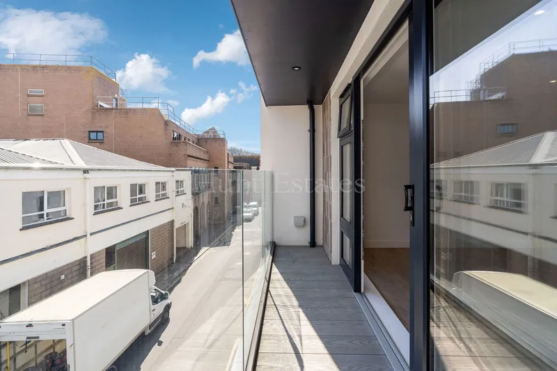 Modern Two Bedroom Apartment With Balcony And Garage — photograph 8
