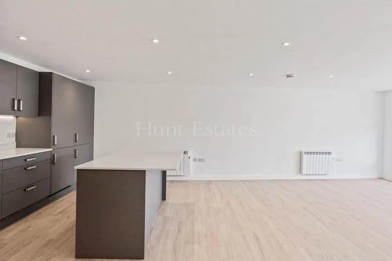 Modern Two Bedroom Apartment With Balcony And Garage — photograph 6