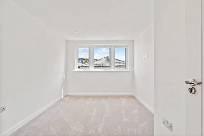 Modern Two Bedroom Apartment With Balcony And Garage — photograph 10