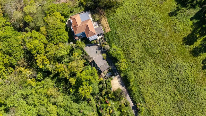 Elevated Coastal Living with Panoramic Valley and Sea Views — photograph 3