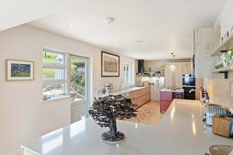 Elevated Coastal Living with Panoramic Valley and Sea Views — photograph 5