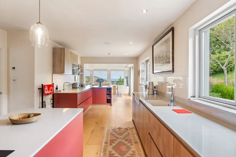 Elevated Coastal Living with Panoramic Valley and Sea Views — photograph 7