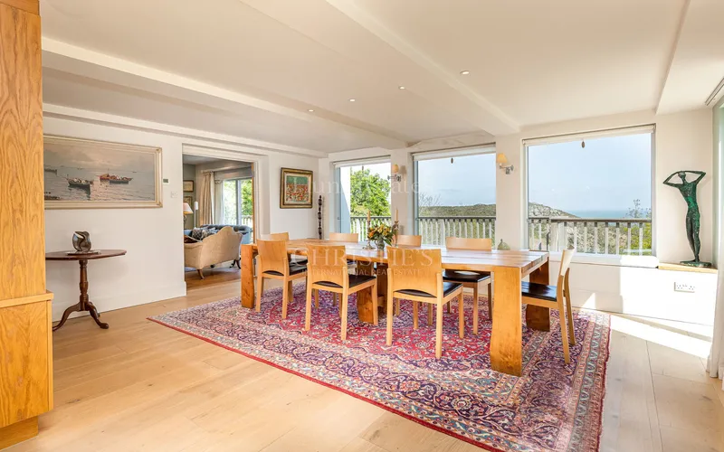 Elevated Coastal Living with Panoramic Valley and Sea Views — photograph 10