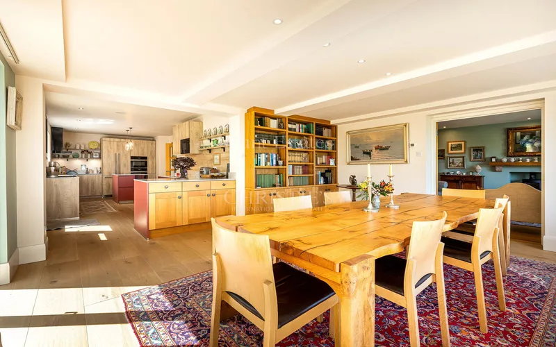 Elevated Coastal Living with Panoramic Valley and Sea Views — photograph 9