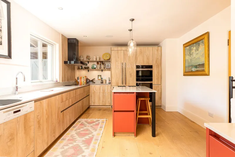 Elevated Coastal Living with Panoramic Valley and Sea Views — photograph 4
