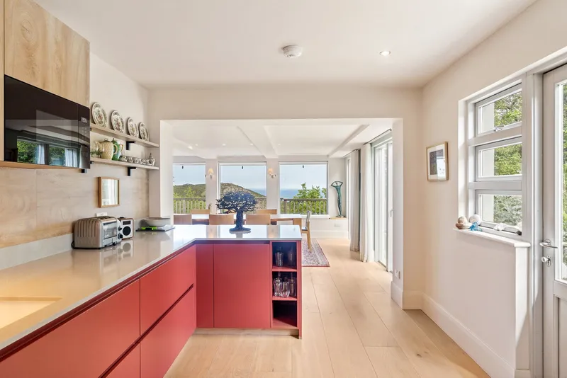 Elevated Coastal Living with Panoramic Valley and Sea Views — photograph 8
