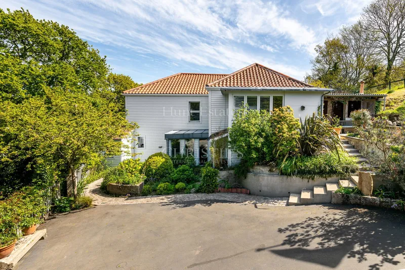 Elevated Coastal Living with Panoramic Valley and Sea Views — photograph 2