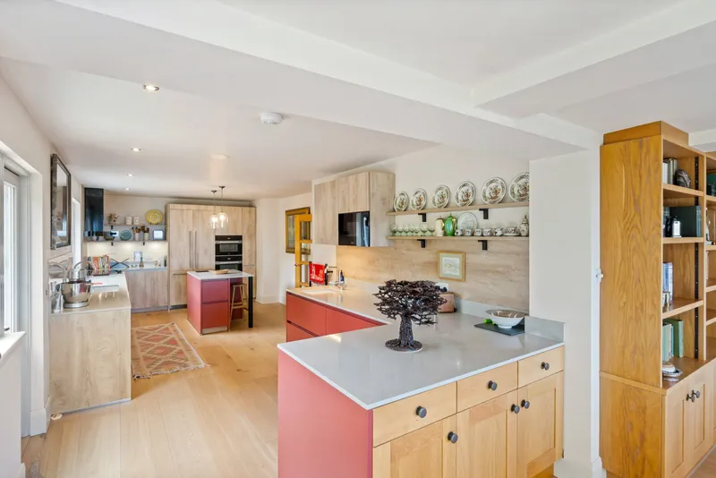 Elevated Coastal Living with Panoramic Valley and Sea Views — photograph 6