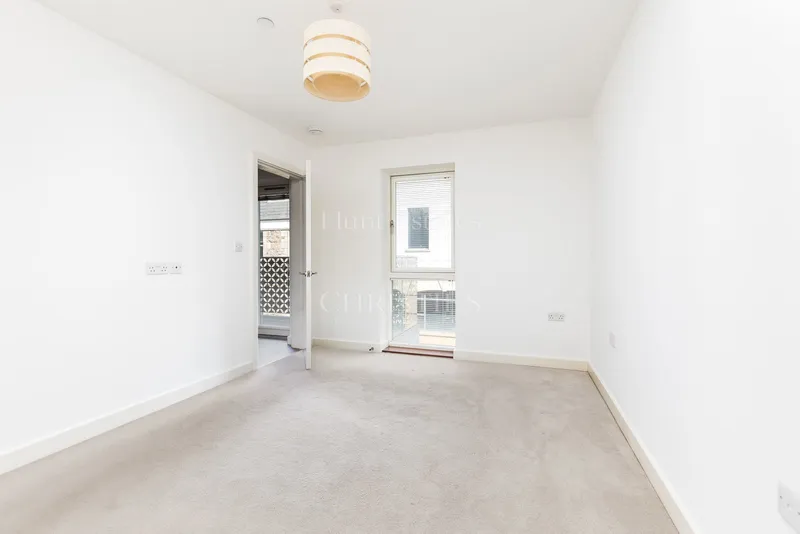As New First Floor, Two Bedroom, Two Bathroom Apartment — photograph 8