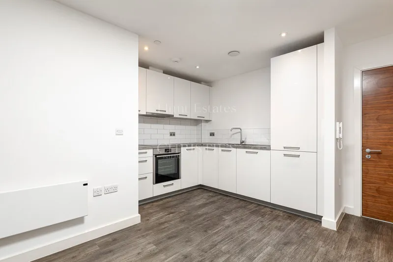 As New First Floor, Two Bedroom, Two Bathroom Apartment — photograph 4