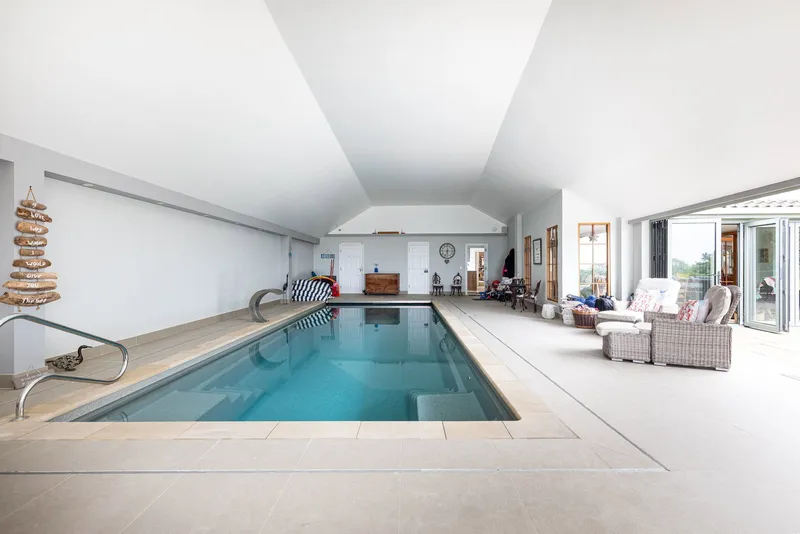 Exceptional Family Home with Indoor Pool and Views Towards France — photograph 3