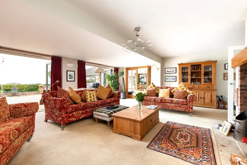 Exceptional Family Home with Indoor Pool and Views Towards France — photograph 10