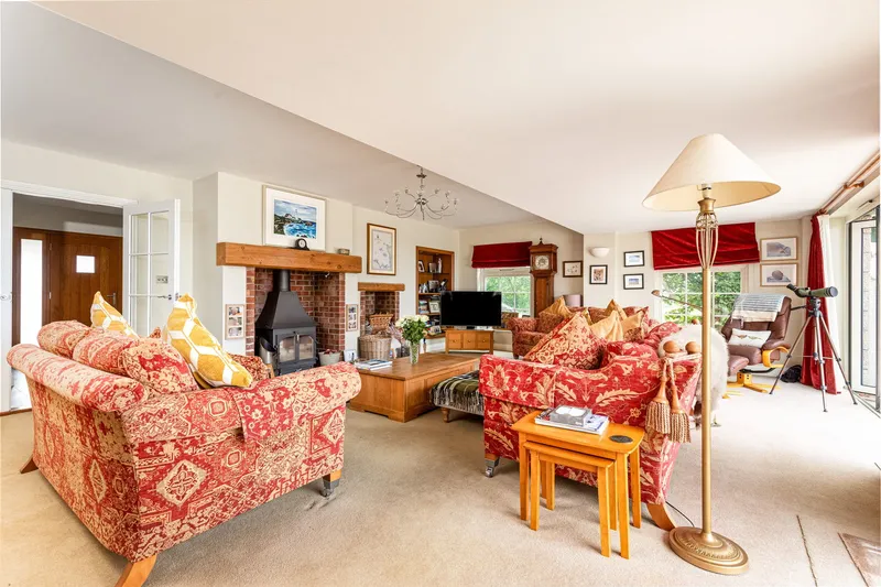 Exceptional Family Home with Indoor Pool and Views Towards France — photograph 8