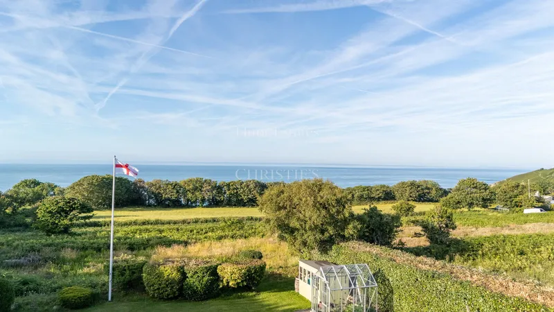 Exceptional Family Home with Indoor Pool and Views Towards France — photograph 2