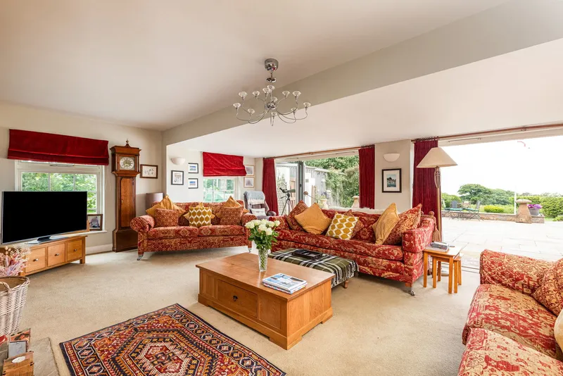 Exceptional Family Home with Indoor Pool and Views Towards France — photograph 9