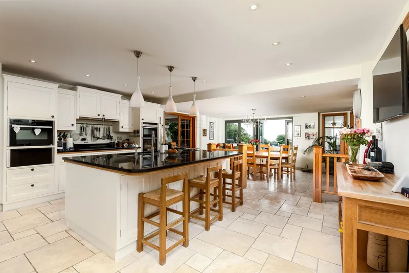 Exceptional Family Home with Indoor Pool and Views Towards France — photograph 4