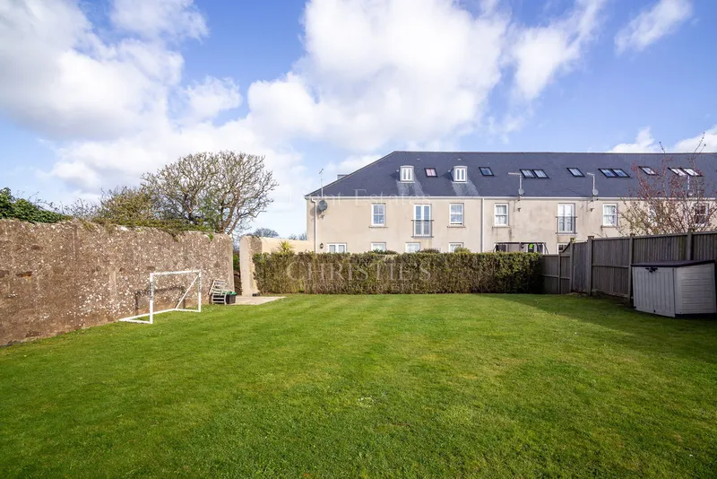 Modern Two-Bedroom Apartment With Parking In St Saviour — photograph 2