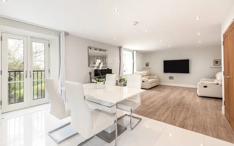 Modern Two-Bedroom Apartment With Parking In St Saviour — photograph 10
