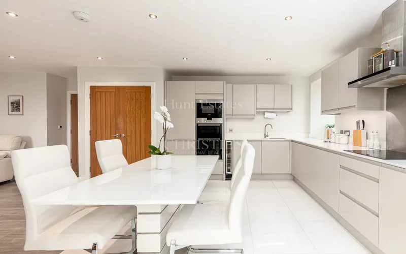 Modern Two-Bedroom Apartment With Parking In St Saviour — photograph 9