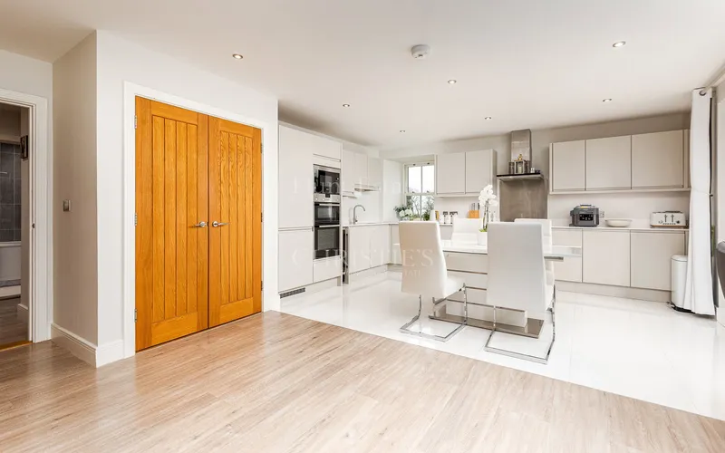 Modern Two-Bedroom Apartment With Parking In St Saviour — photograph 6