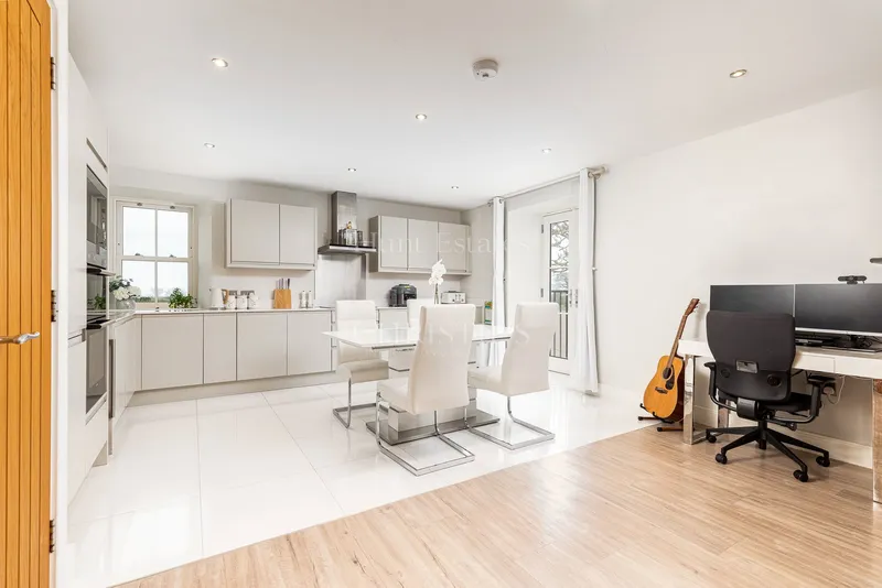 Modern Two-Bedroom Apartment With Parking In St Saviour — photograph 8