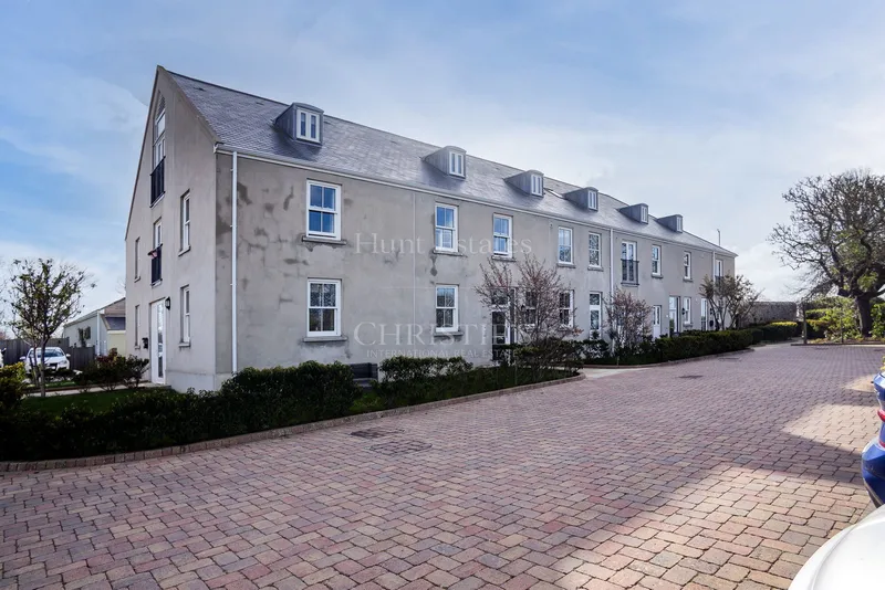 Modern Two-Bedroom Apartment With Parking In St Saviour — main photograph