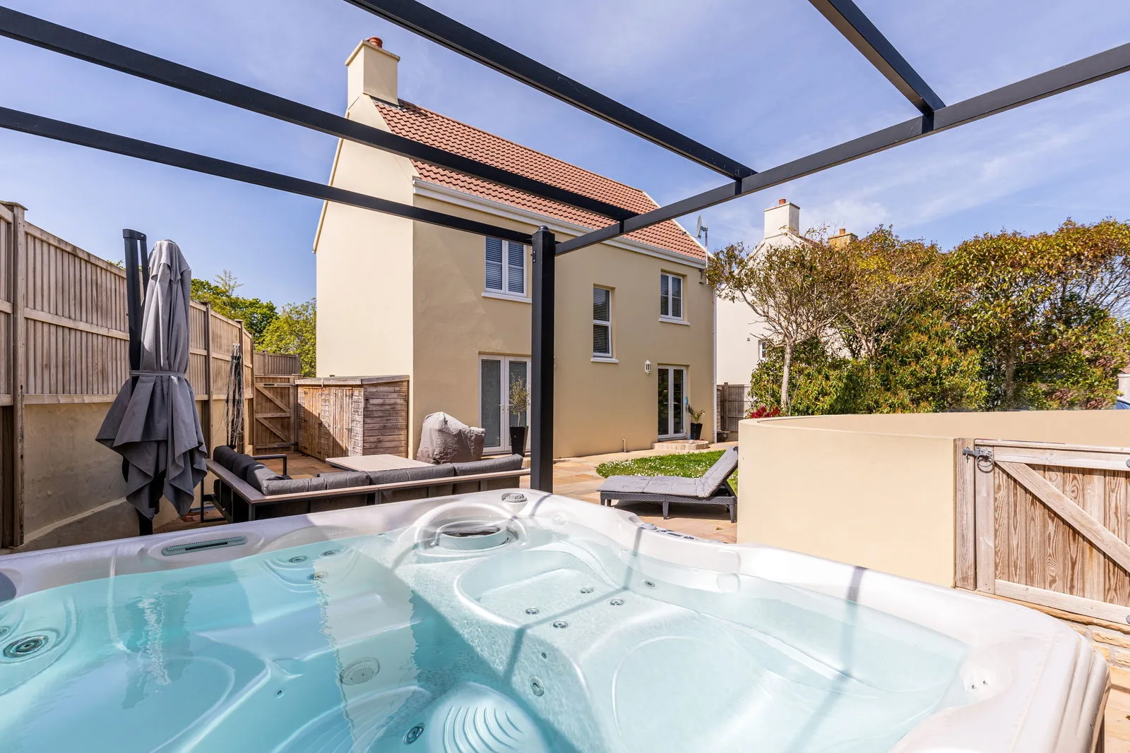 Detached Gated Family Home FIRST TIME BUYER ONLY — main photograph