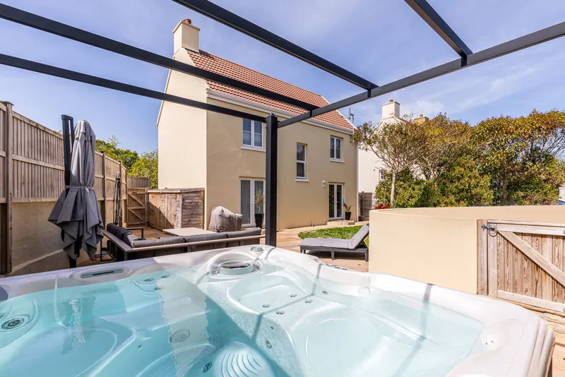 Detached Gated Family Home FIRST TIME BUYER ONLY — main photograph