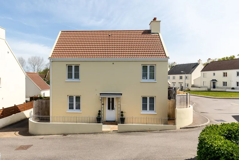 Detached Gated Family Home FIRST TIME BUYER ONLY — photograph 2