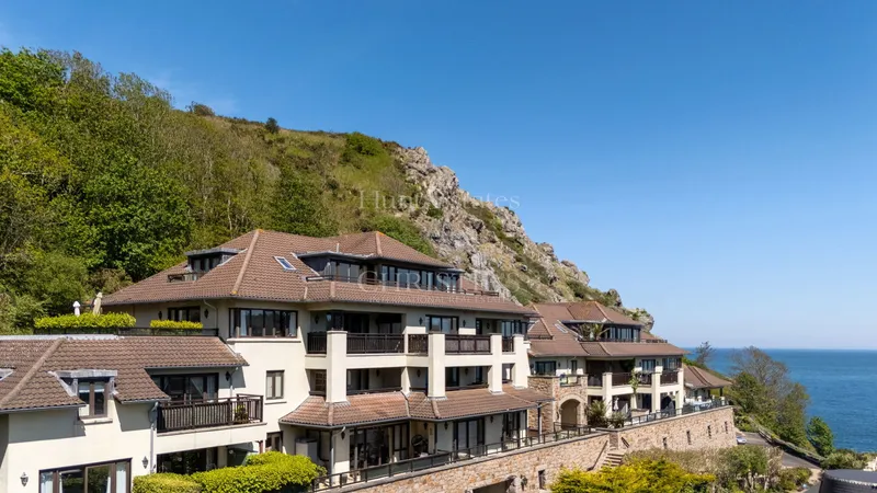 Penthouse Apartment Set in Picturesque Location with Sea Views — photograph 2