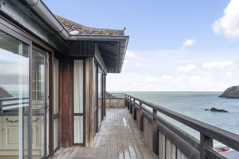 Penthouse Apartment Set in Picturesque Location with Sea Views — photograph 9
