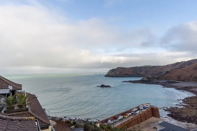 Penthouse Apartment Set in Picturesque Location with Sea Views — photograph 10