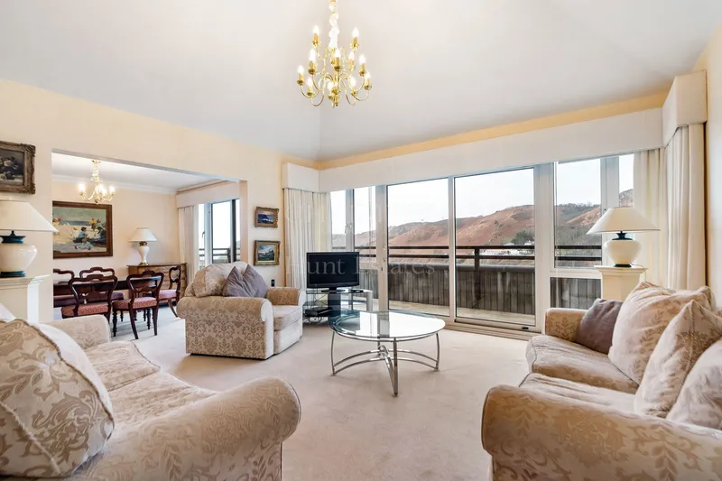 Penthouse Apartment Set in Picturesque Location with Sea Views — photograph 4