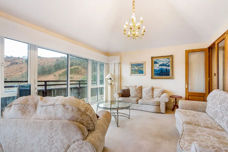 Penthouse Apartment Set in Picturesque Location with Sea Views — photograph 5