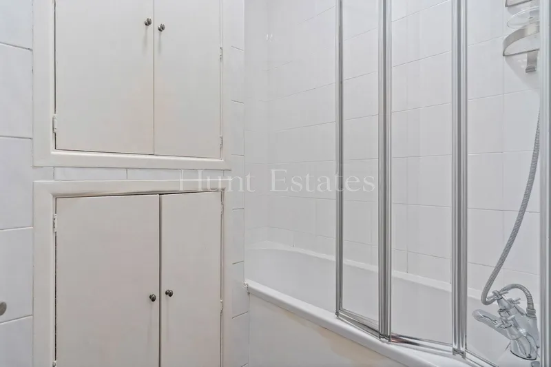 One bedroom ground floor apartment with communal courtyard — photograph 8