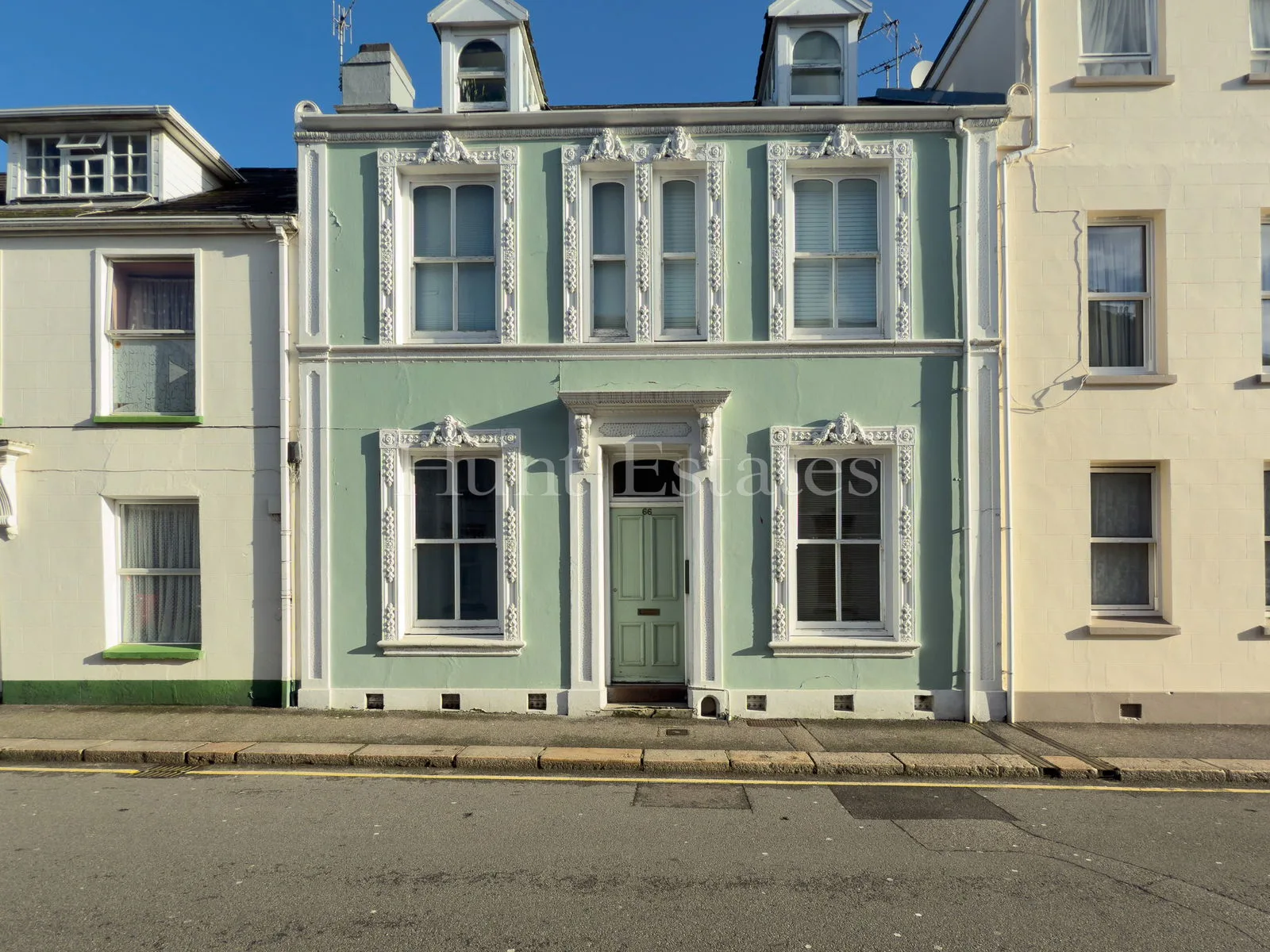 One bedroom ground floor apartment with communal courtyard — main photograph