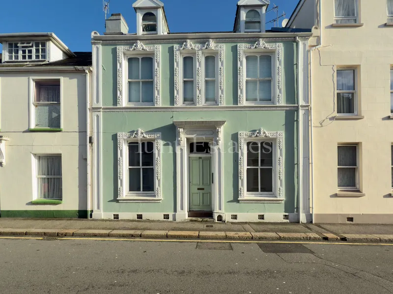 One bedroom ground floor apartment with communal courtyard — main photograph