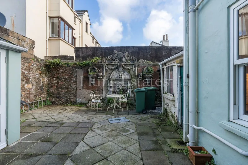 One bedroom ground floor apartment with communal courtyard — photograph 10