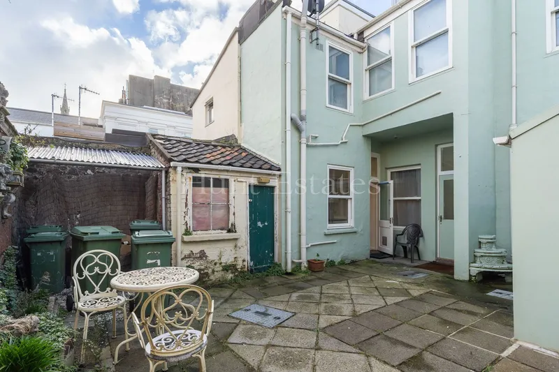 One bedroom ground floor apartment with communal courtyard — photograph 9