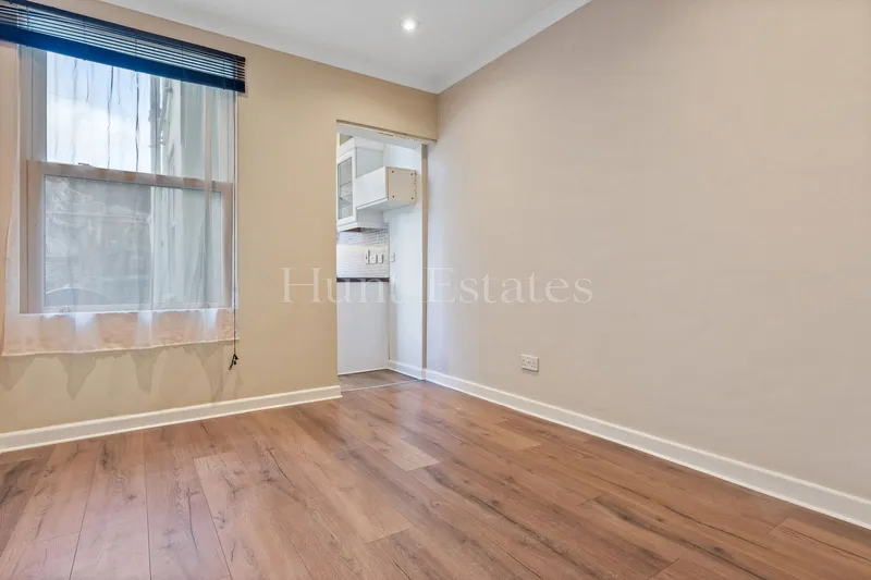 One bedroom ground floor apartment with communal courtyard — photograph 4