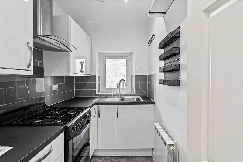 Spacious One Bedroom Apartment On Town Outskirts With Parking — photograph 2