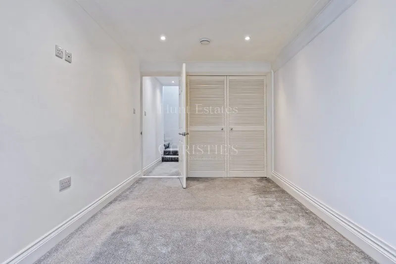 Spacious One Bedroom Apartment On Town Outskirts With Parking — photograph 8