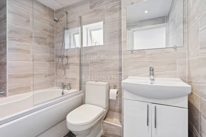 Spacious One Bedroom Apartment On Town Outskirts With Parking — photograph 9