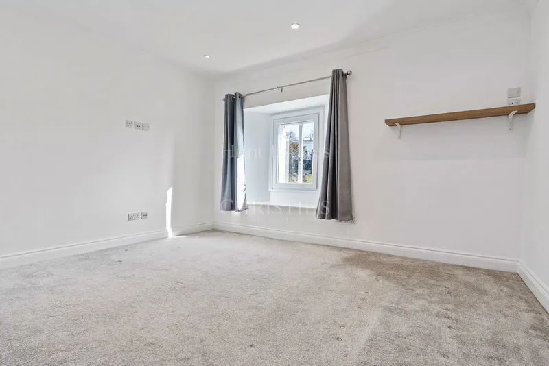 Spacious One Bedroom Apartment On Town Outskirts With Parking — photograph 4